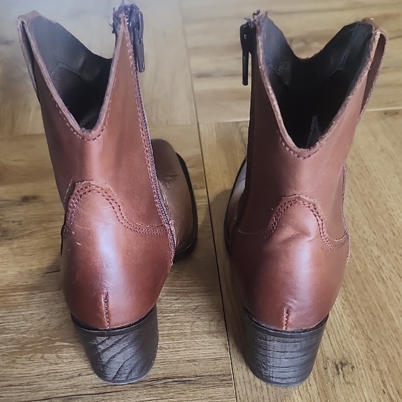 Tierra Bendita Elegant Brown Ankle Booties - Picture 3 of 16